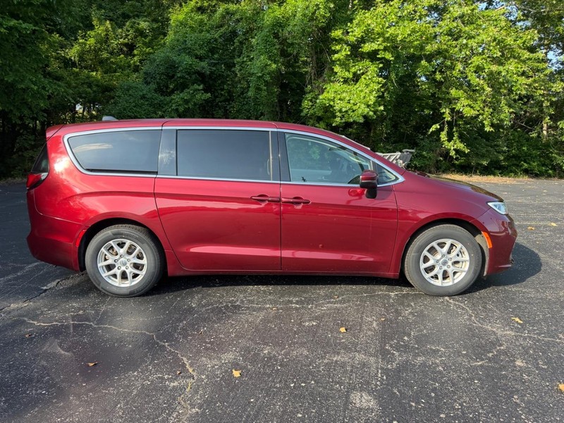 Chrysler Pacifica Vehicle Image 02
