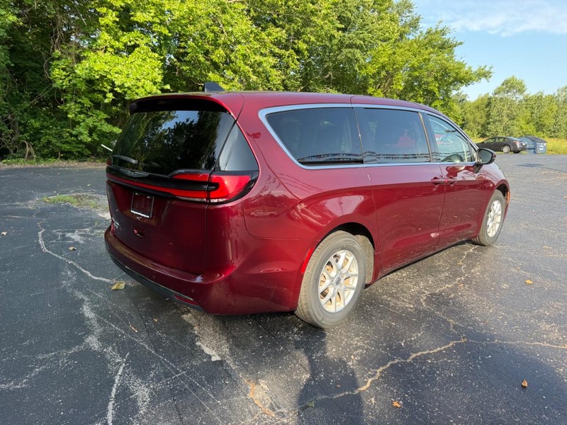 Chrysler Pacifica Vehicle Image 03