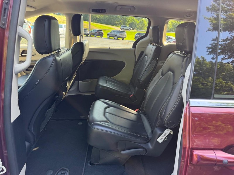 Chrysler Pacifica Vehicle Image 09