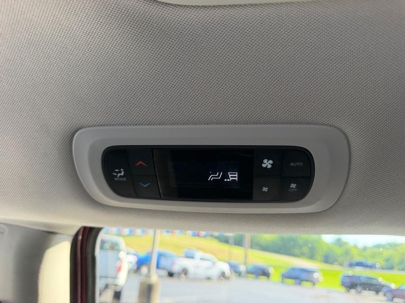 Chrysler Pacifica Vehicle Image 10