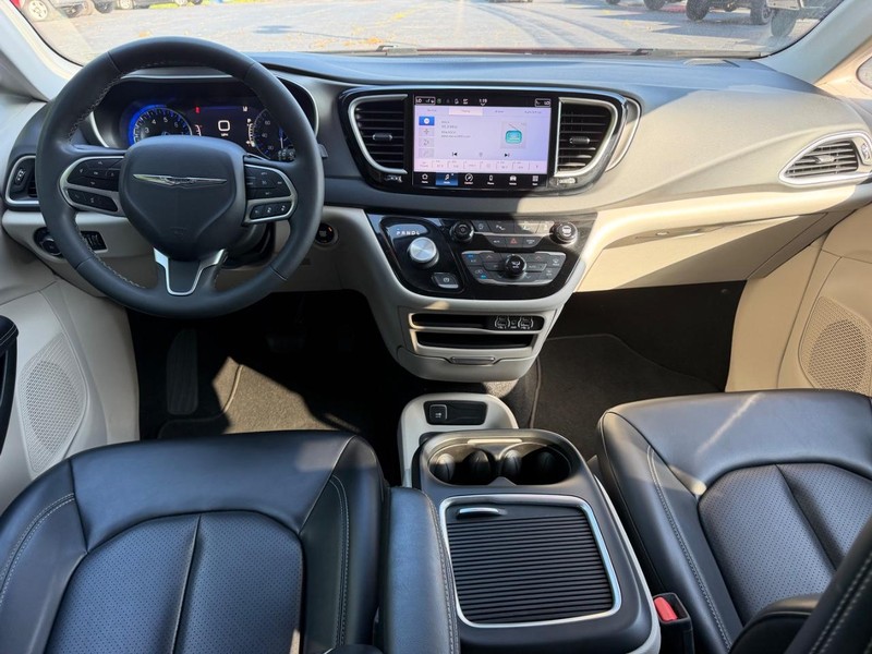 Chrysler Pacifica Vehicle Image 11