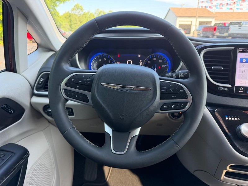 Chrysler Pacifica Vehicle Image 12