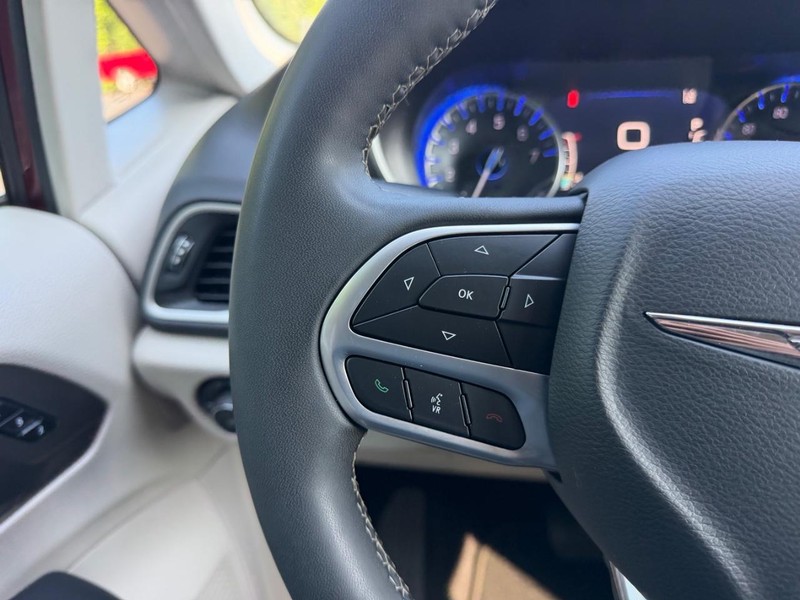Chrysler Pacifica Vehicle Image 13