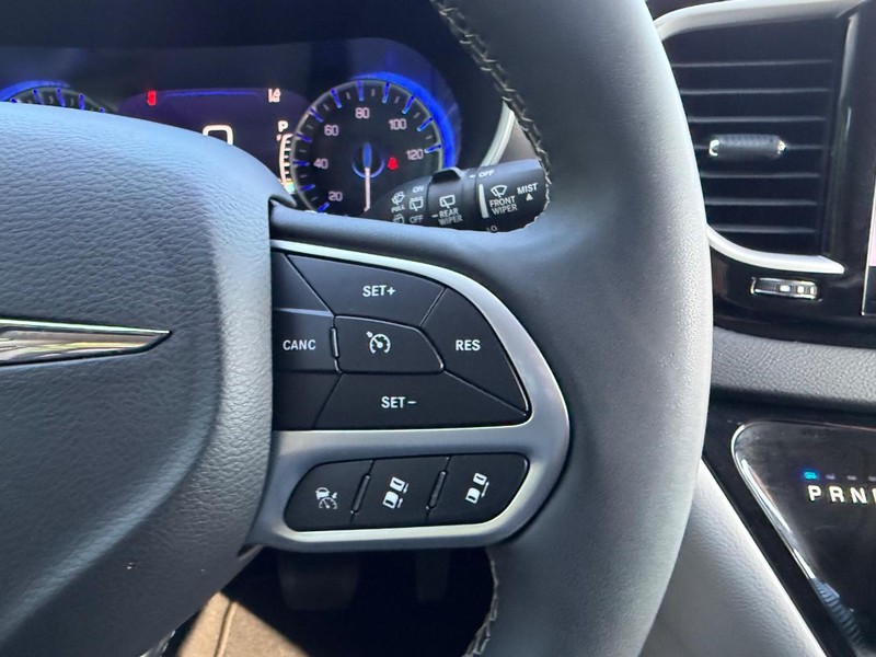 Chrysler Pacifica Vehicle Image 14