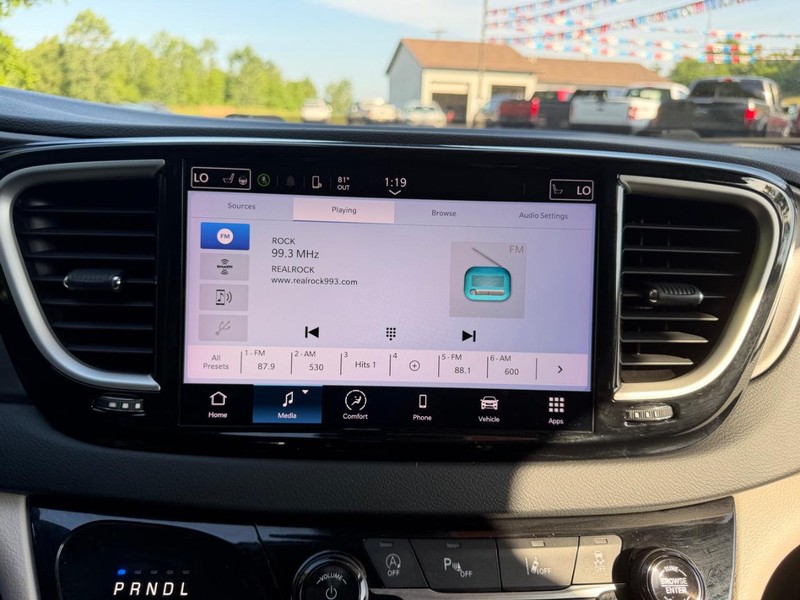 Chrysler Pacifica Vehicle Image 15