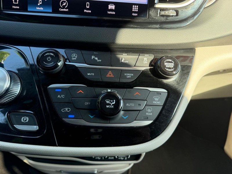 Chrysler Pacifica Vehicle Image 16