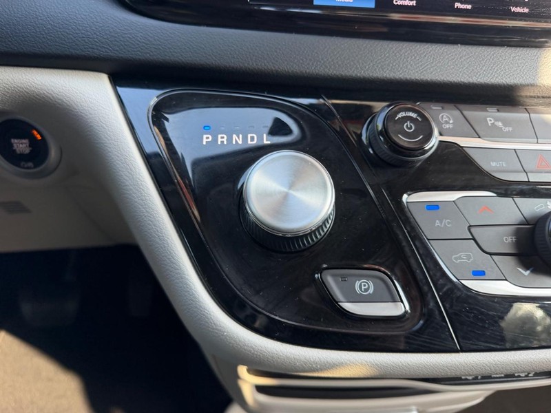 Chrysler Pacifica Vehicle Image 17