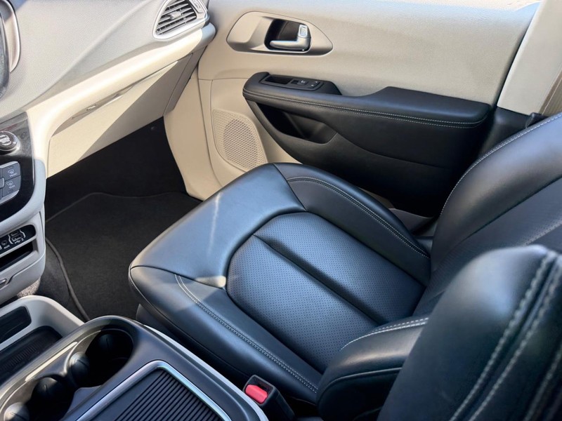 Chrysler Pacifica Vehicle Image 18