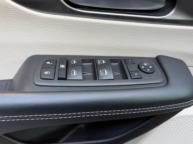 Chrysler Pacifica Vehicle Image 19