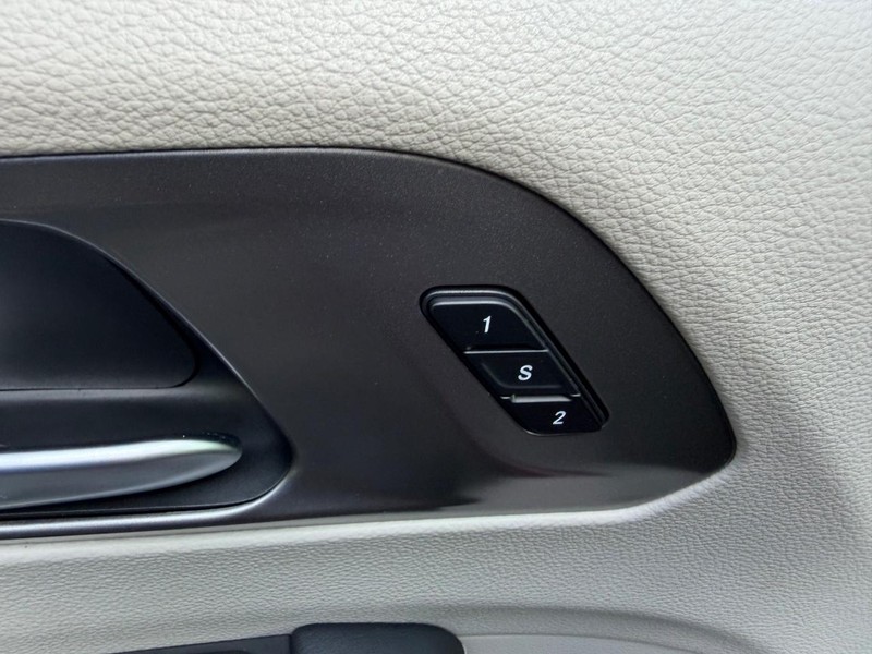 Chrysler Pacifica Vehicle Image 20