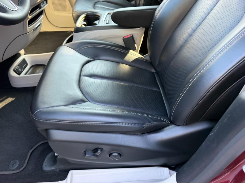Chrysler Pacifica Vehicle Image 21