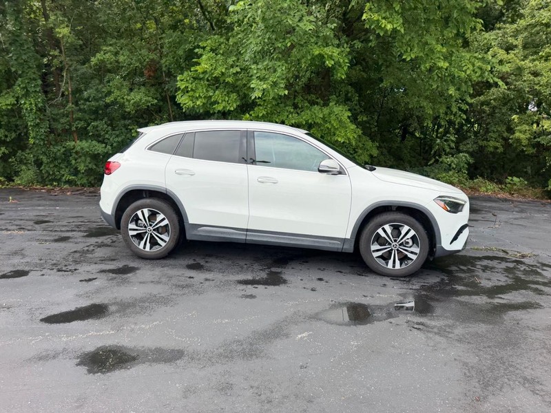Mercedes-Benz GLA Vehicle Image 02
