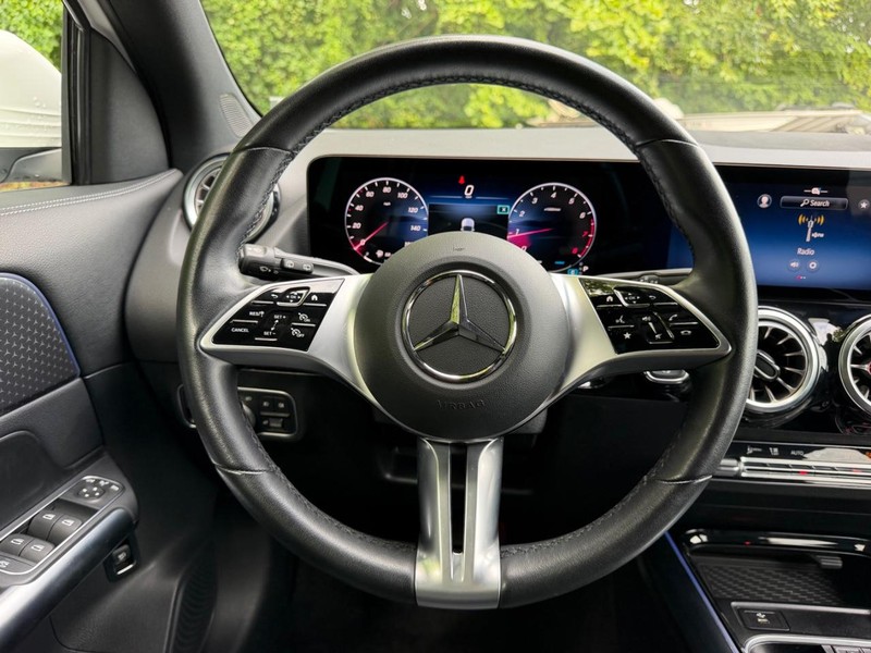 Mercedes-Benz GLA Vehicle Image 10