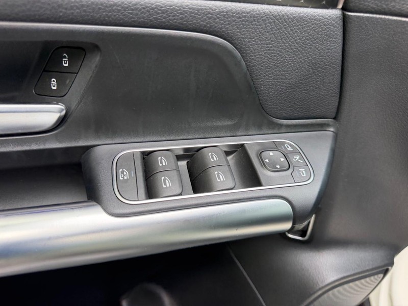 Mercedes-Benz GLA Vehicle Image 17
