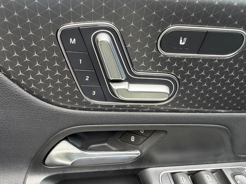 Mercedes-Benz GLA Vehicle Image 18