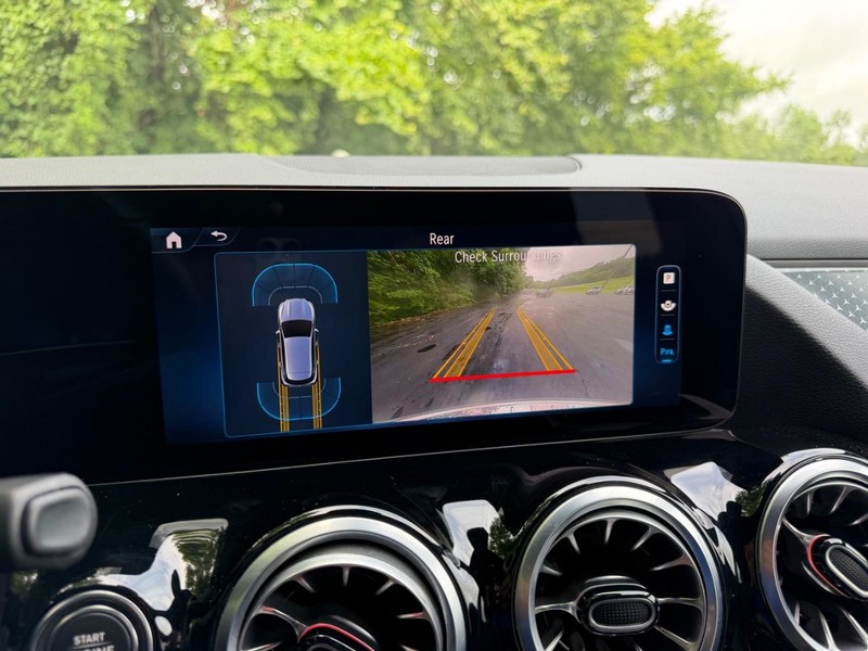 Mercedes-Benz GLA Vehicle Image 21