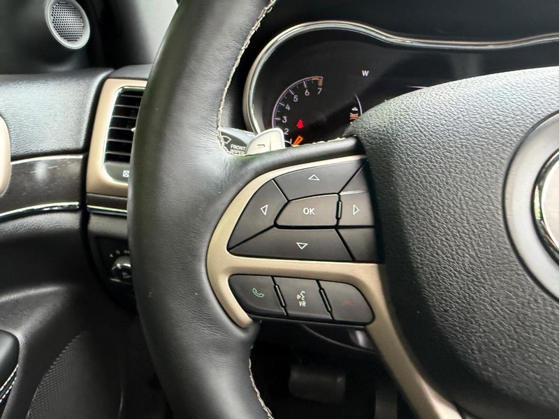 Jeep Grand Cherokee Vehicle Image 12