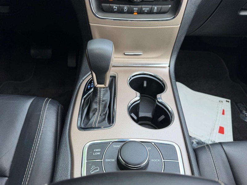 Jeep Grand Cherokee Vehicle Image 16