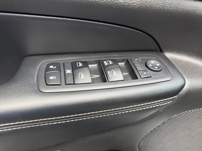 Jeep Grand Cherokee Vehicle Image 18
