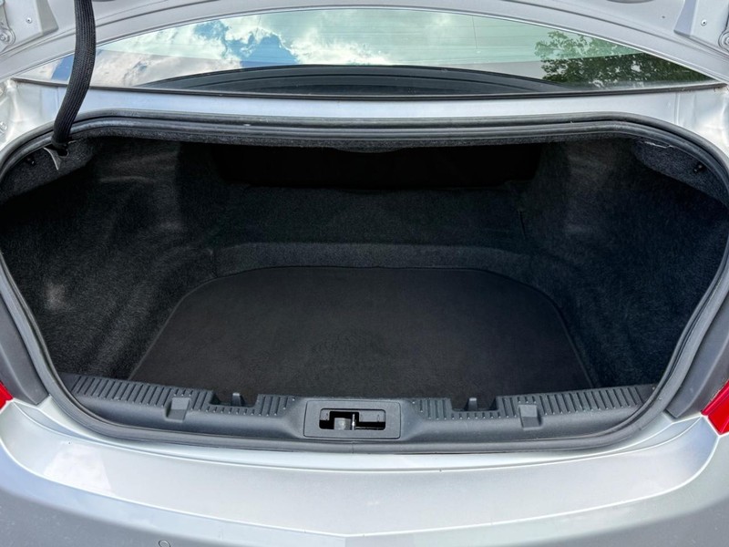 Lincoln MKS Vehicle Image 04