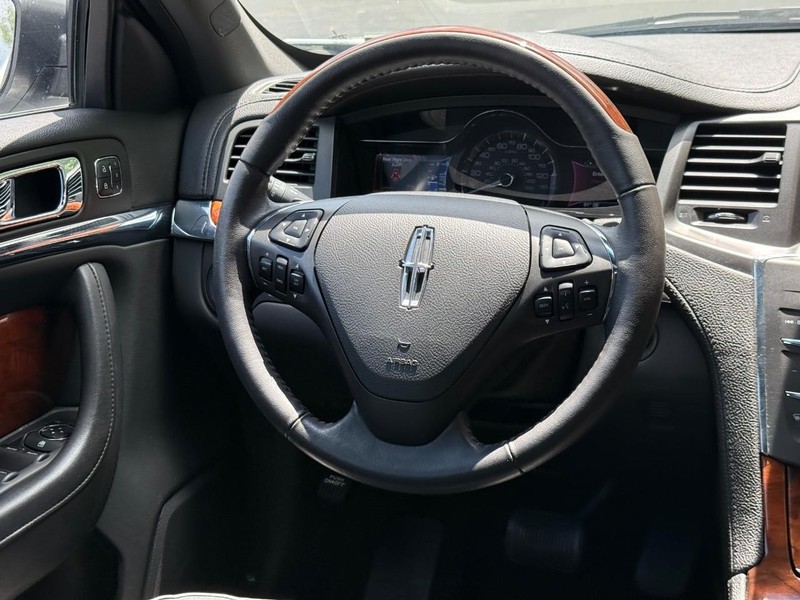Lincoln MKS Vehicle Image 12