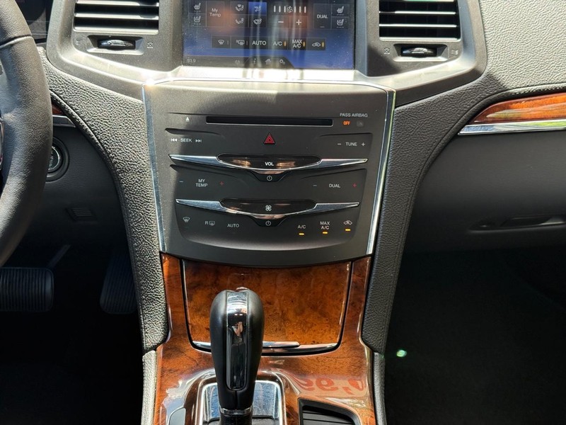 Lincoln MKS Vehicle Image 14