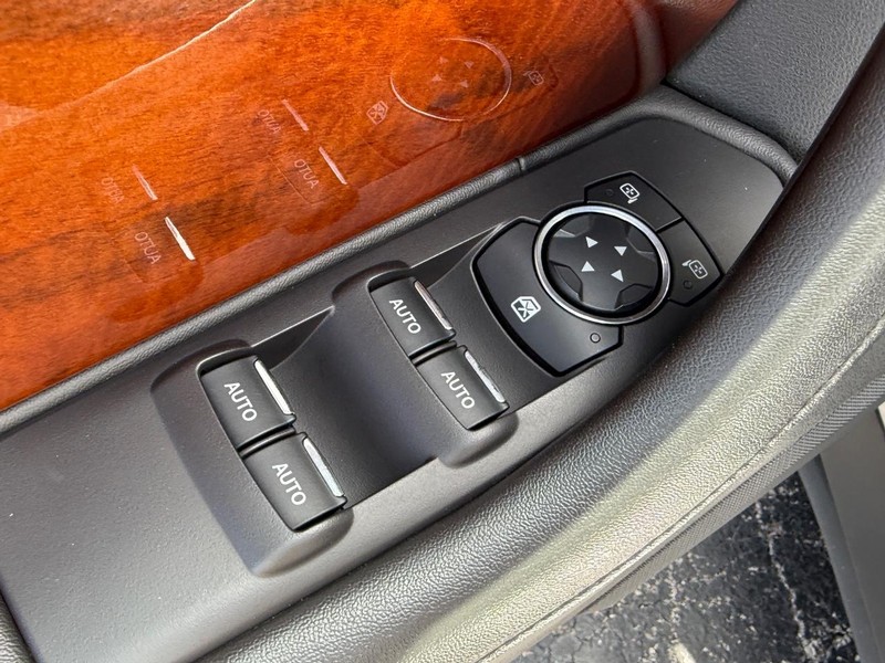 Lincoln MKS Vehicle Image 15