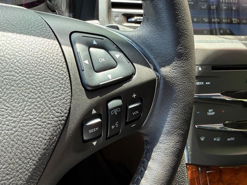 Lincoln MKS Vehicle Image 18