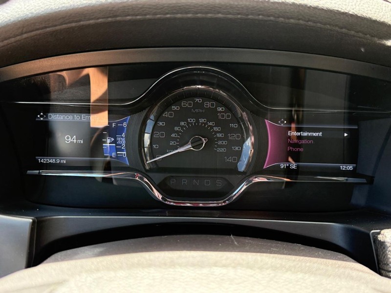 Lincoln MKS Vehicle Image 19