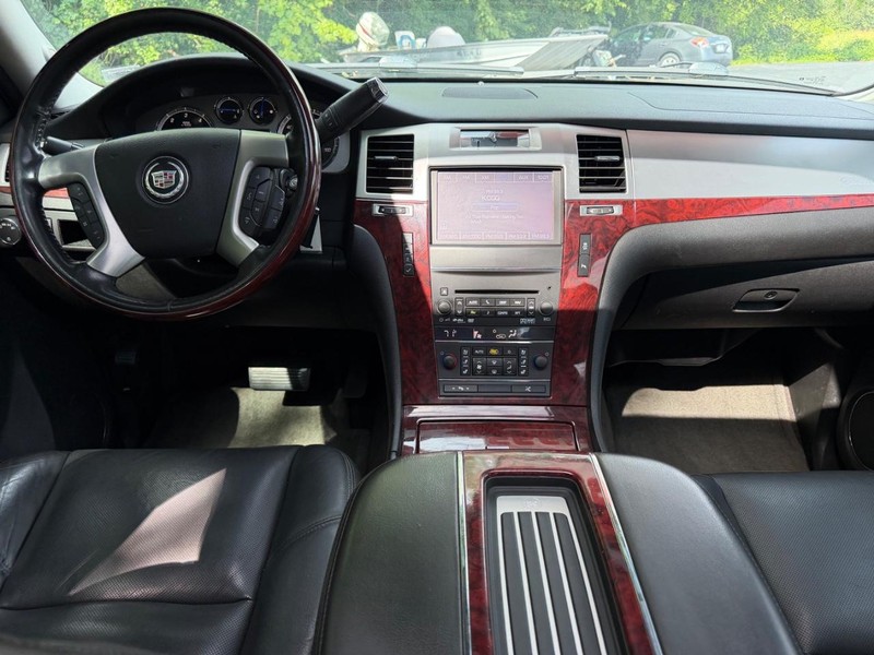 Cadillac Escalade EXT Vehicle Image 11