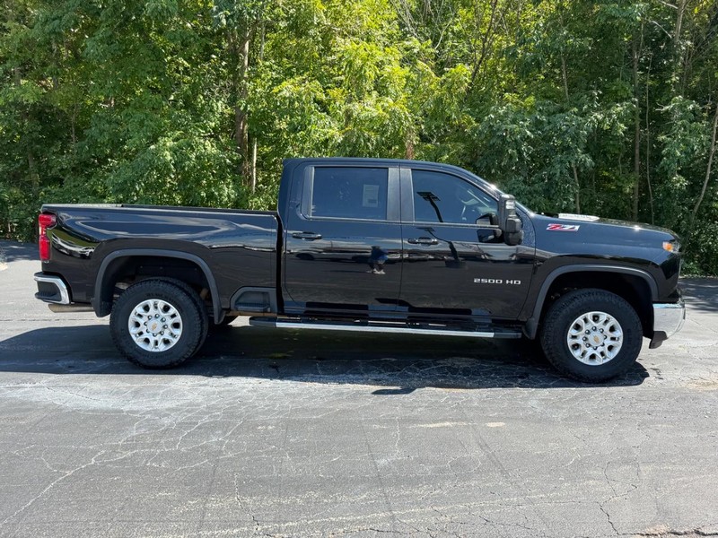 Chevrolet Silverado 2500HD Vehicle Image 02
