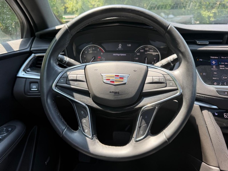 Cadillac XT5 Vehicle Image 11