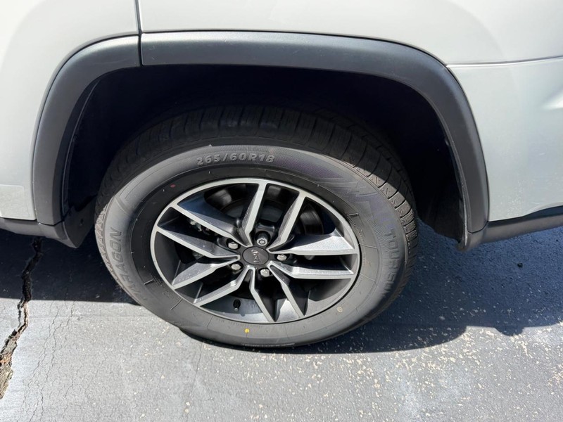 Jeep Grand Cherokee Vehicle Image 07