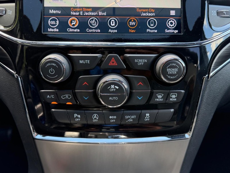 Jeep Grand Cherokee Vehicle Image 15