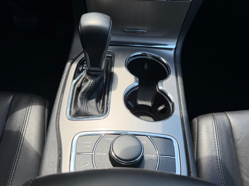 Jeep Grand Cherokee Vehicle Image 16