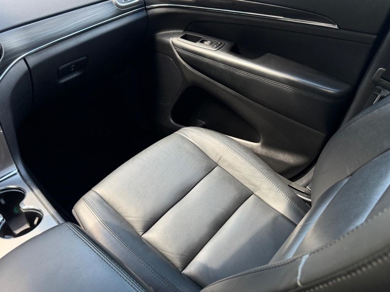 Jeep Grand Cherokee Vehicle Image 17