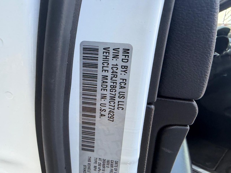 Jeep Grand Cherokee Vehicle Image 23