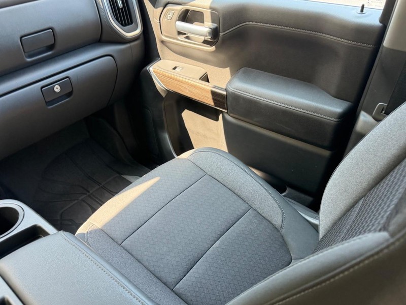 Chevrolet Silverado 1500 Vehicle Full-screen Gallery Image 14