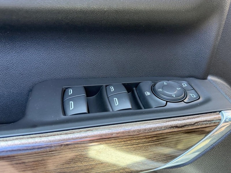 Chevrolet Silverado 1500 Vehicle Full-screen Gallery Image 15