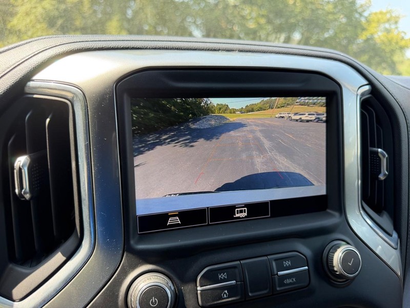 Chevrolet Silverado 1500 Vehicle Full-screen Gallery Image 18