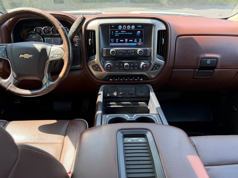 Chevrolet Silverado 3500HD Vehicle Full-screen Gallery Image 10