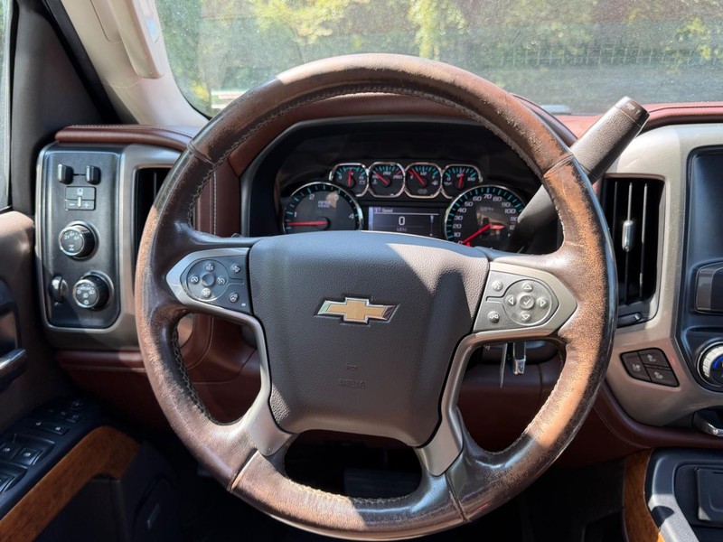 Chevrolet Silverado 3500HD Vehicle Full-screen Gallery Image 11