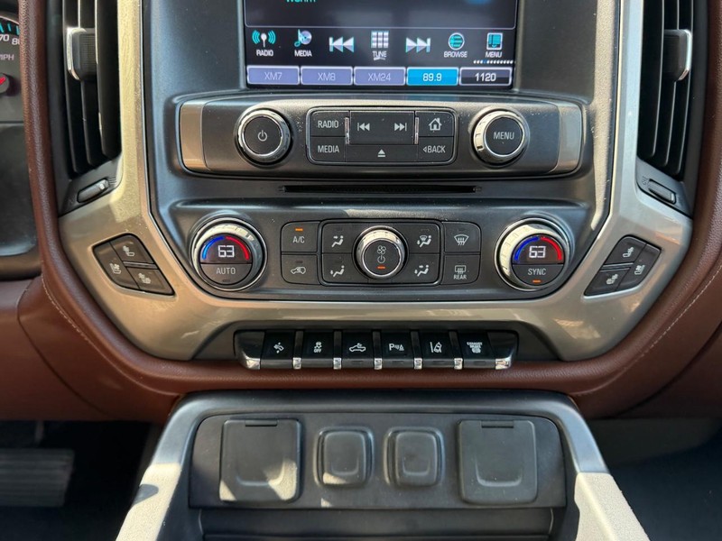 Chevrolet Silverado 3500HD Vehicle Full-screen Gallery Image 15