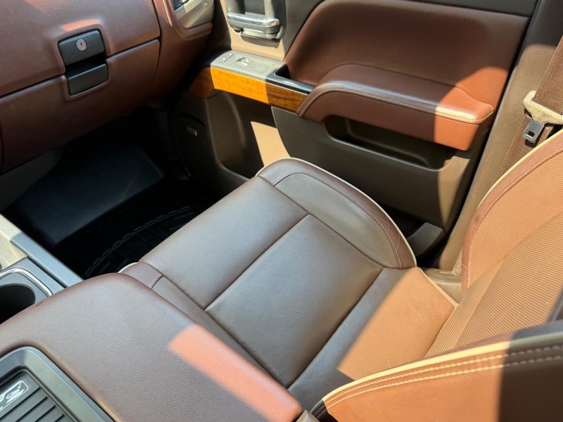 Chevrolet Silverado 3500HD Vehicle Full-screen Gallery Image 16