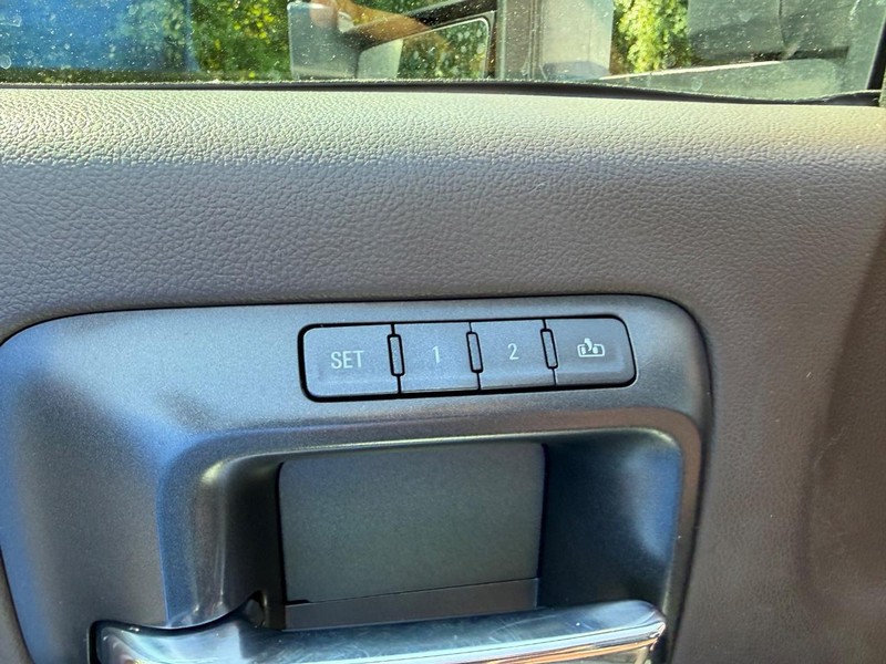 Chevrolet Silverado 3500HD Vehicle Full-screen Gallery Image 18