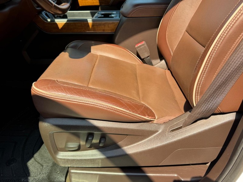 Chevrolet Silverado 3500HD Vehicle Full-screen Gallery Image 19