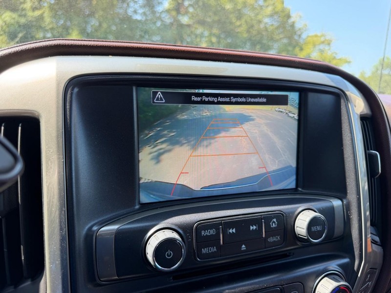Chevrolet Silverado 3500HD Vehicle Full-screen Gallery Image 21