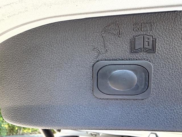 Ford Escape Vehicle Full-screen Gallery Image 06