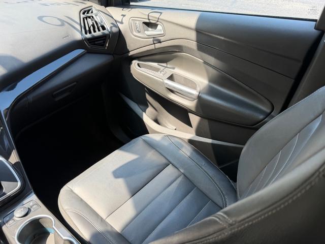 Ford Escape Vehicle Full-screen Gallery Image 16