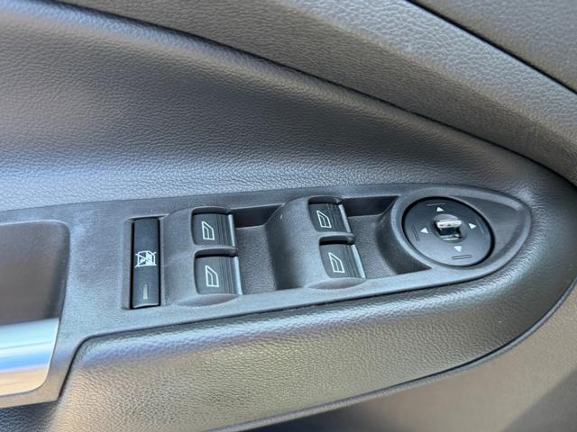 Ford Escape Vehicle Full-screen Gallery Image 17
